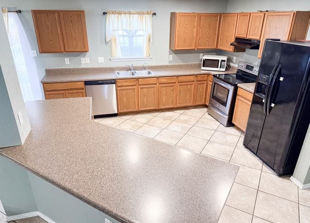4-bedroom rental at 718 Barrow Peak in San Antonio, TX — photo 2