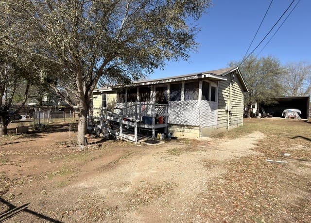 3-bedroom rental at 213 E 4th in Elmendorf, TX — photo 2