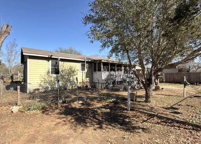 3-bedroom rental at 213 E 4th in Elmendorf, TX — photo 4