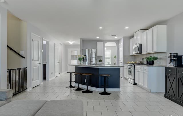 5-bedroom rental at 9019 Mustang Pass in San Antonio, TX — photo 5