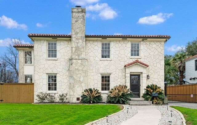 3-bedroom rental at 218 Mary Louise in San Antonio, TX — photo 3