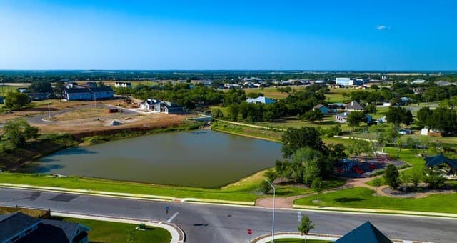 rental at 129 Ash Parkway in La Vernia, TX — photo 4