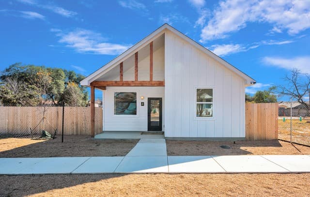 3-bedroom rental at 1535 Lennon St. #1 in San Antonio, TX — photo 1