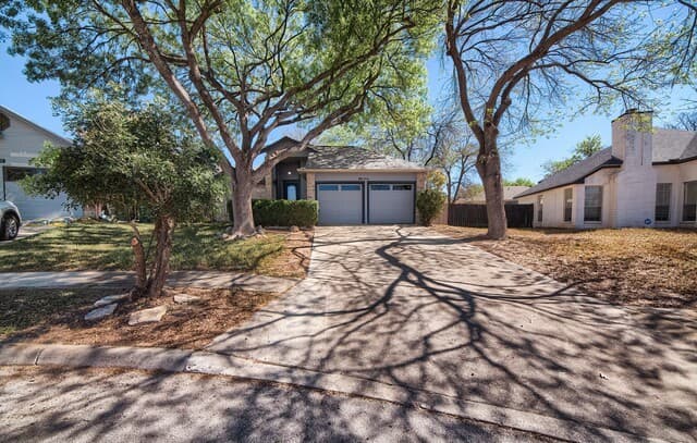 3-bedroom rental at 7704 Rohrdanz in Live Oak, TX — photo 2
