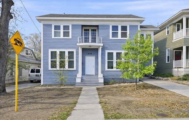 rental at 419 W Mistletoe in San Antonio, TX — photo 1