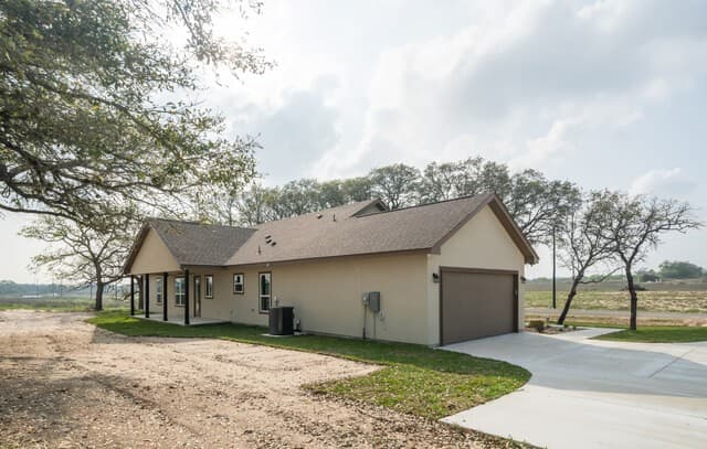 3-bedroom rental at 313 Firewheel in Floresville, TX — photo 2