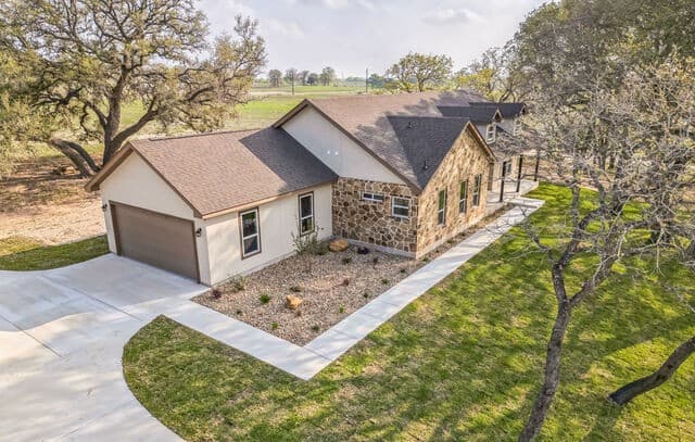 3-bedroom rental at 313 Firewheel in Floresville, TX — photo 3