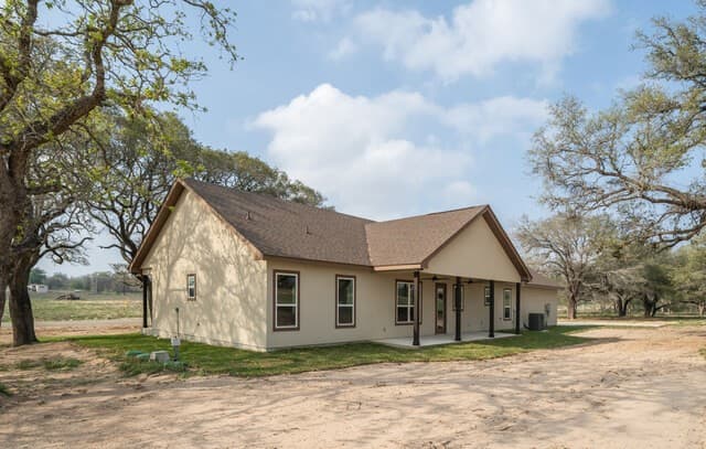 3-bedroom rental at 313 Firewheel in Floresville, TX — photo 4