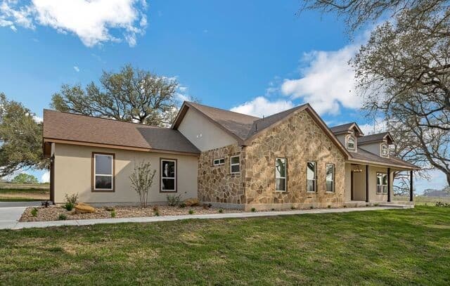 3-bedroom rental at 313 Firewheel in Floresville, TX — photo 5