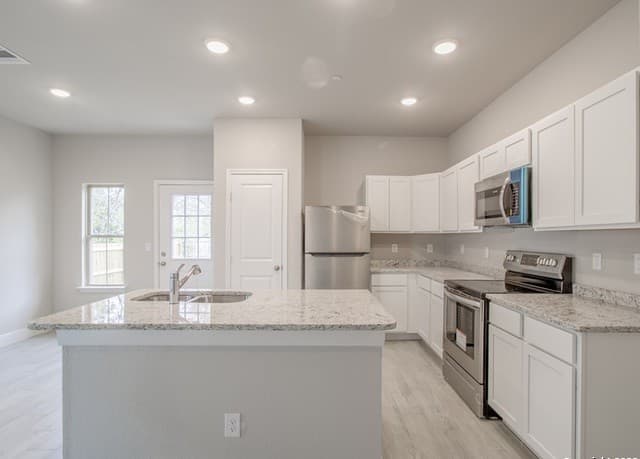 3-bedroom rental at 7503 Savannah Brooks in San Antonio, TX — photo 4