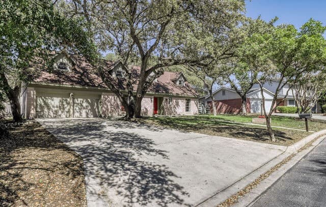6-bedroom rental at 1007 Mount Rainier in San Antonio, TX — photo 2