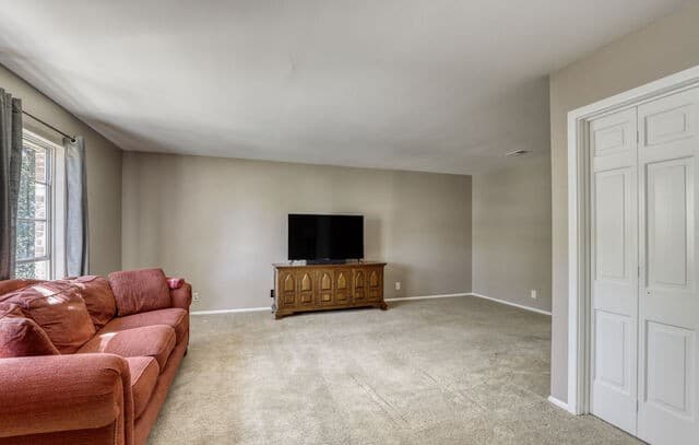 6-bedroom rental at 1007 Mount Rainier in San Antonio, TX — photo 5