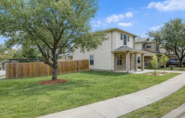 3-bedroom rental at 5026 Bending Elms in San Antonio, TX — photo 3