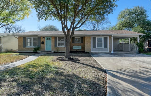 3-bedroom rental at 118 Bethany in San Antonio, TX — photo 1