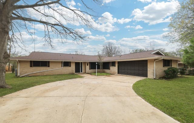 Home for sale at 630 Rocklyn in Windcrest, TX — photo 2