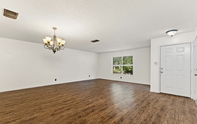 4-bedroom rental at 9806 Kelton in San Antonio, TX — photo 3