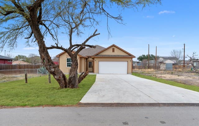3-bedroom rental at 221 Sligo in San Antonio, TX — photo 1