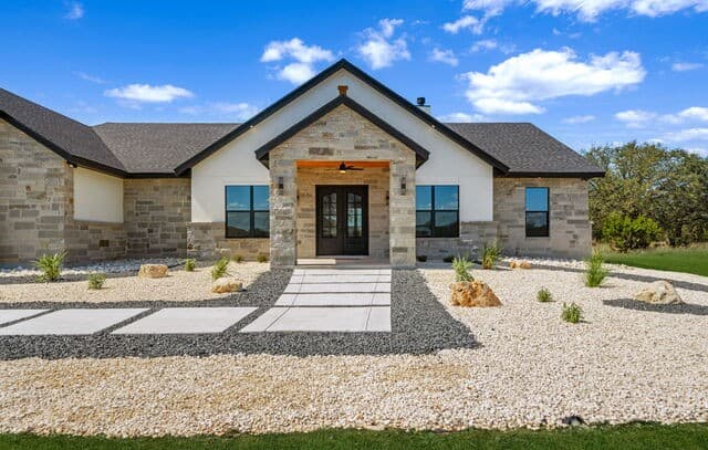 4-bedroom rental at 344 Buckskin in Bandera, TX — photo 3