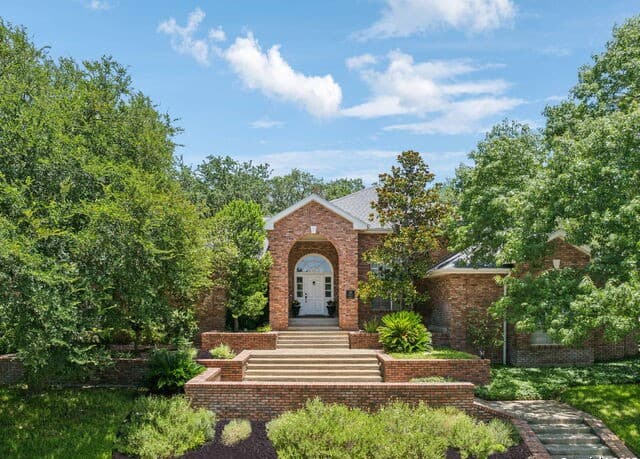 4-bedroom rental at 10 Inwood Manor in San Antonio, TX — photo 1