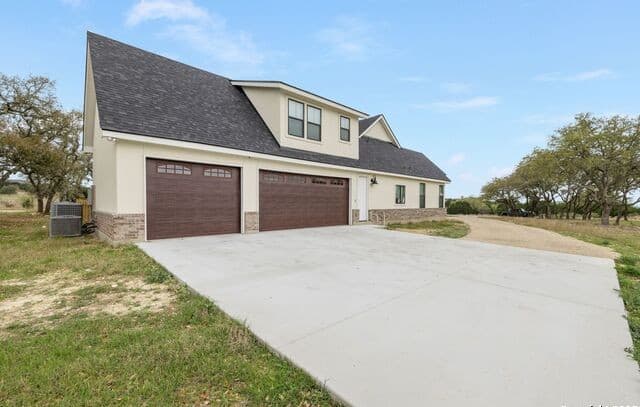 5-bedroom rental at 1062 Lariat in Bandera, TX — photo 3
