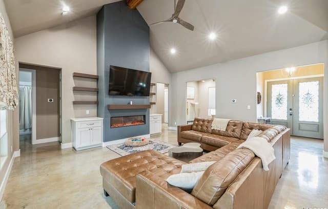 5-bedroom rental at 1062 Lariat in Bandera, TX — photo 5