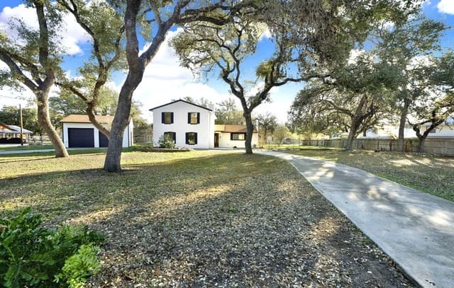 4-bedroom rental at 9212 Geronimo View in San Antonio, TX — photo 1