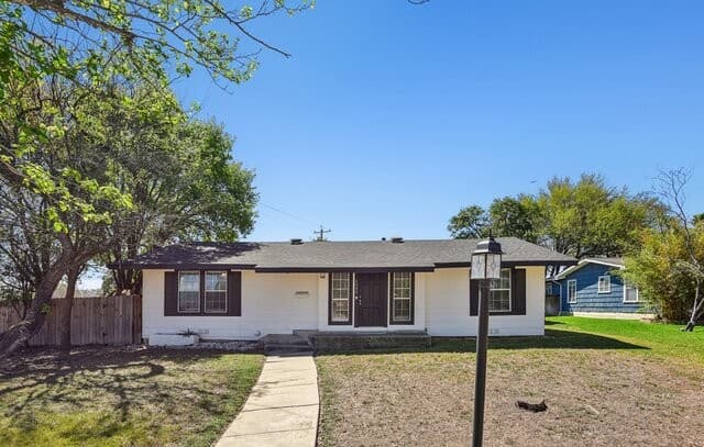 4-bedroom rental at 1080 Ivy in Terrell Hills, TX — photo 1