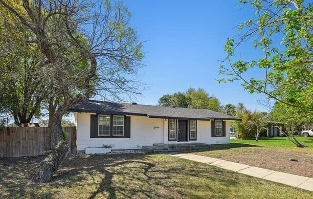 4-bedroom rental at 1080 Ivy in Terrell Hills, TX — photo 4