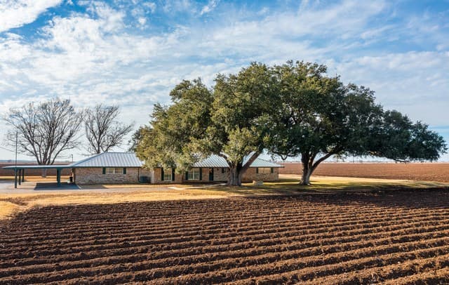 rental at 3830 County Road 541 in Hondo, TX — photo 1