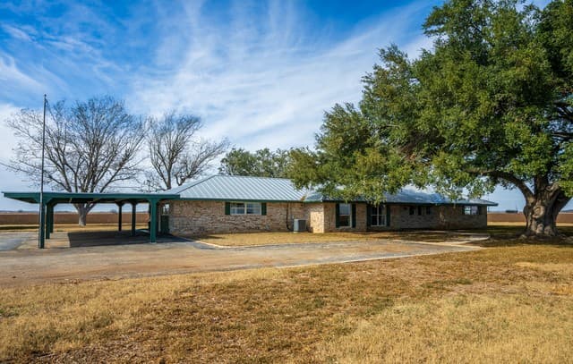 rental at 3830 County Road 541 in Hondo, TX — photo 5