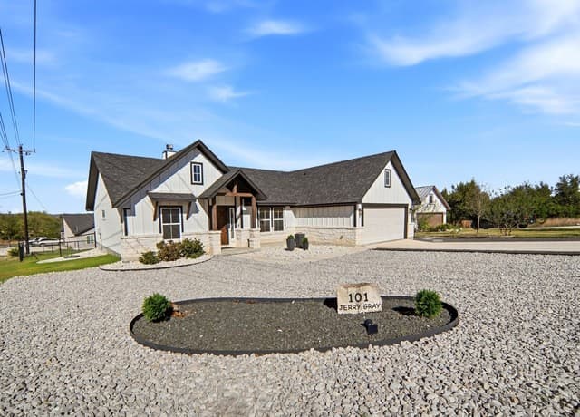 4-bedroom rental at 101 N Jerry Gray in Blanco, TX — photo 2