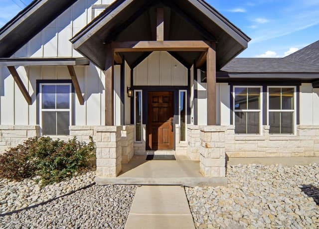4-bedroom rental at 101 N Jerry Gray in Blanco, TX — photo 4