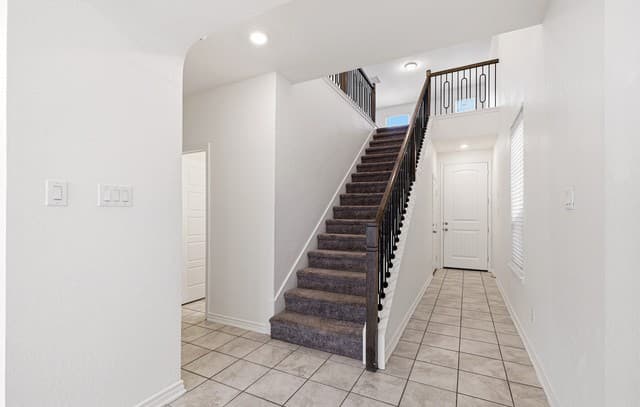 5-bedroom rental at 4955 Usaa Blvd #6 in San Antonio, TX — photo 2