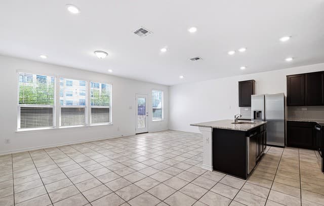 5-bedroom rental at 4955 Usaa Blvd #6 in San Antonio, TX — photo 3