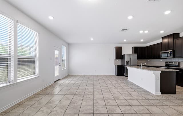 5-bedroom rental at 4955 Usaa Blvd #6 in San Antonio, TX — photo 4
