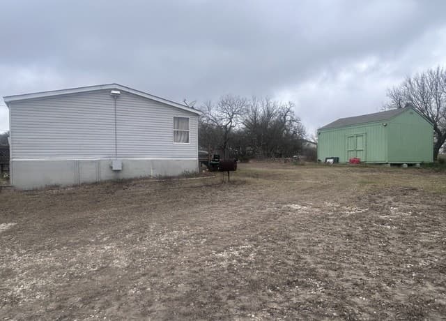 2-bedroom rental at 298 County Road 5633 in Castroville, TX — photo 4