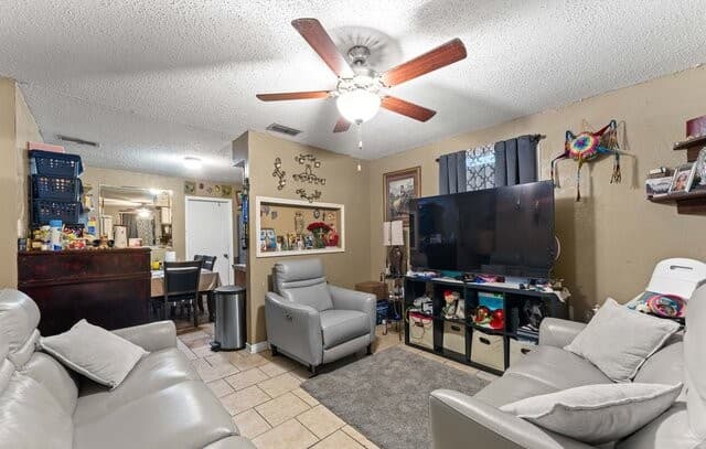 3-bedroom rental at 2824 Ruiz St in San Antonio, TX — photo 5