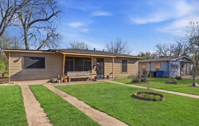 3-bedroom rental at 527 E Dickson in San Antonio, TX — photo 3