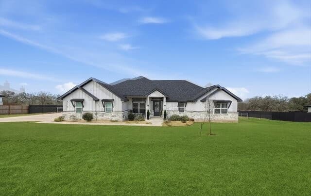 4-bedroom rental at 113 Hondo Dr in La Vernia, TX — photo 2
