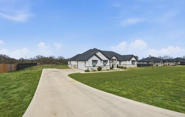 4-bedroom rental at 113 Hondo Dr in La Vernia, TX — photo 5