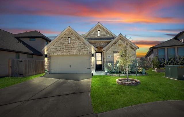 4-bedroom rental at 14426 Hondo Knot in San Antonio, TX — photo 2