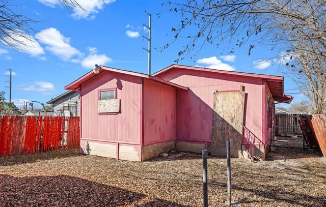 0rental at 920 S San Joaquin in San Antonio, TX — photo 4