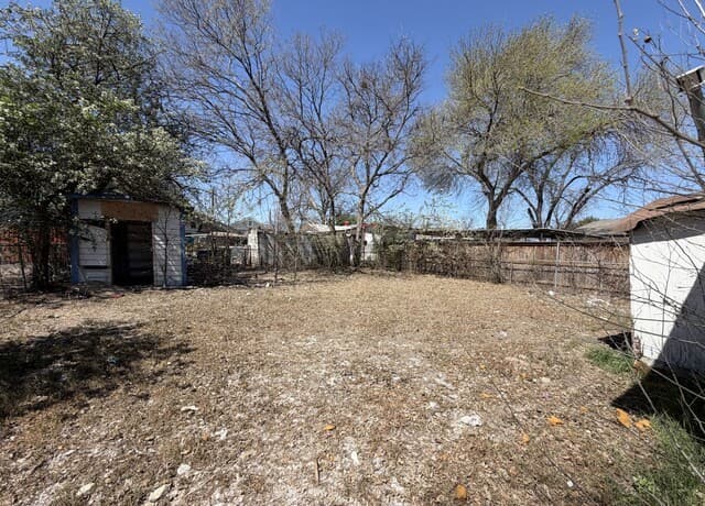 2-bedroom rental at 813 S San Augustine Ave in San Antonio, TX — photo 1