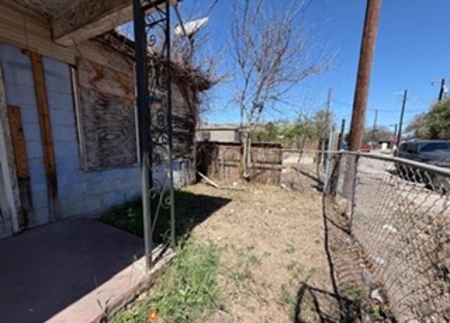 2-bedroom rental at 813 S San Augustine Ave in San Antonio, TX — photo 3