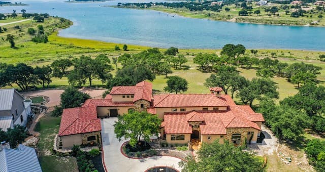 4-bedroom rental at 189 Shimmering Shore Ct in Spring Branch, TX — photo 3