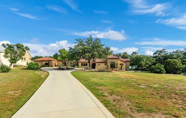4-bedroom rental at 189 Shimmering Shore Ct in Spring Branch, TX — photo 4