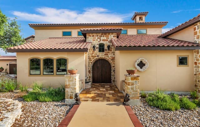 4-bedroom rental at 189 Shimmering Shore Ct in Spring Branch, TX — photo 5
