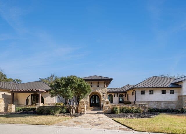5-bedroom rental at 14454 Santa Rita in Helotes, TX — photo 2