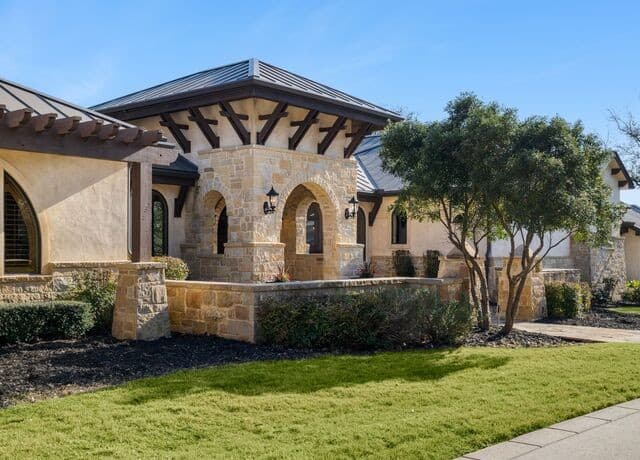 5-bedroom rental at 14454 Santa Rita in Helotes, TX — photo 3
