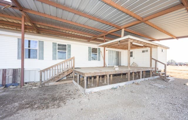 3-bedroom rental at 4919 County Road 545 in Devine, TX — photo 2